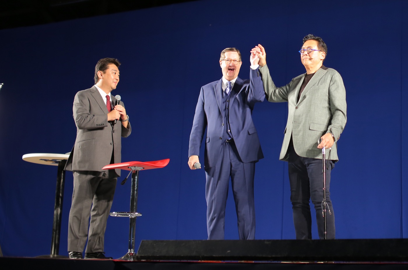 ステージで登壇する稲村徹也
